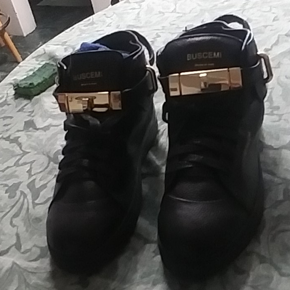 Buscemi size 6